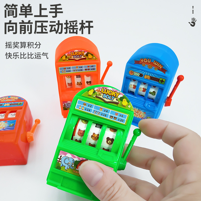 子供の自動販売機のミニ揺りかごの当選機は幸運にもボールを捕まえます。|undefined