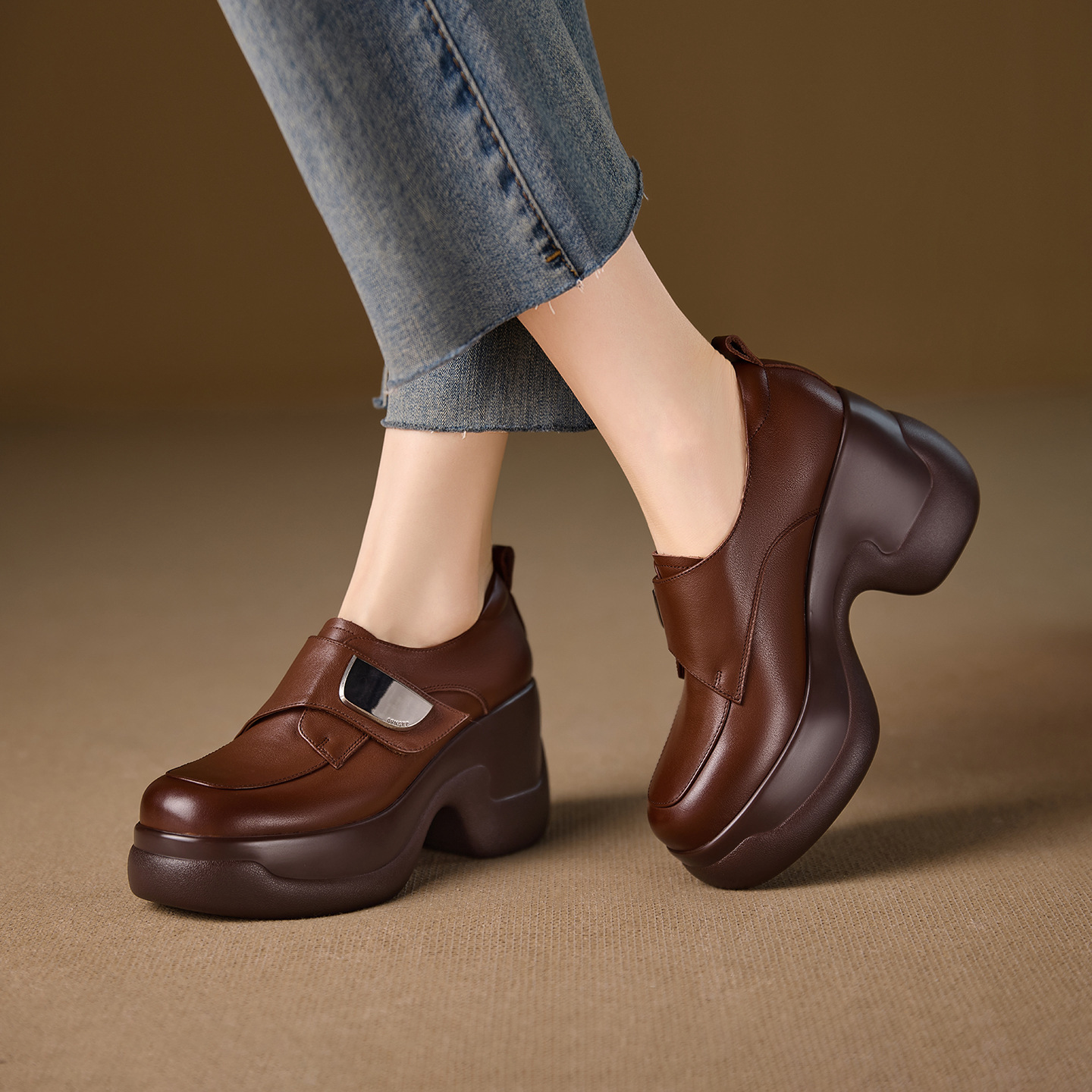 Giày cao gót nữ mũi tròn da bò gót vuông 9 cm quai khóa — màu nâu
