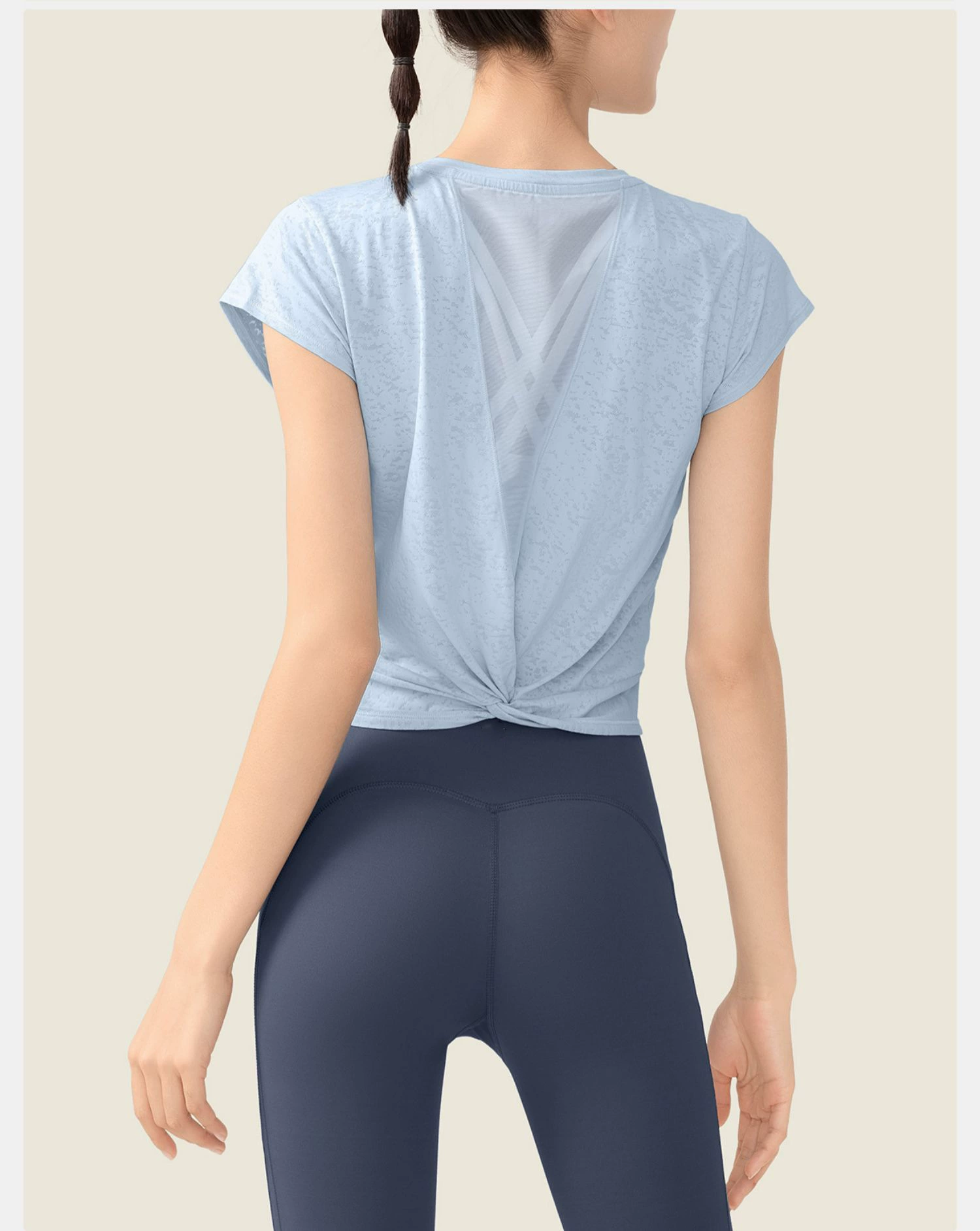 Light and thin yoga clothing, quick dry breathable short T-shirt for gym, 2023 collection, with short sleeve, beautiful back
