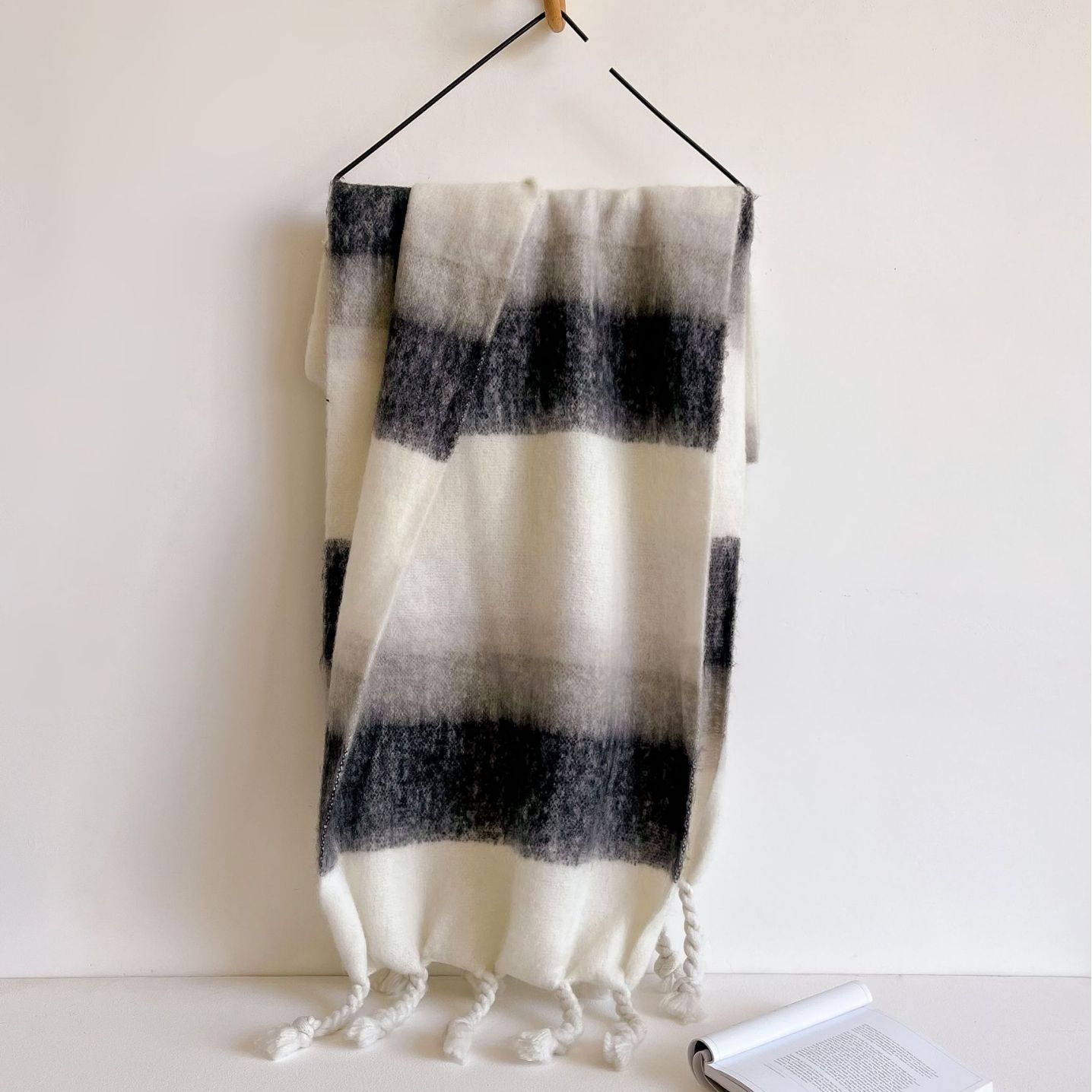 Otoño e Invierno moda estilo coreano rayas contraste color bufanda versátil gruesa caliente borla gruesa trenza mohair bufanda chal