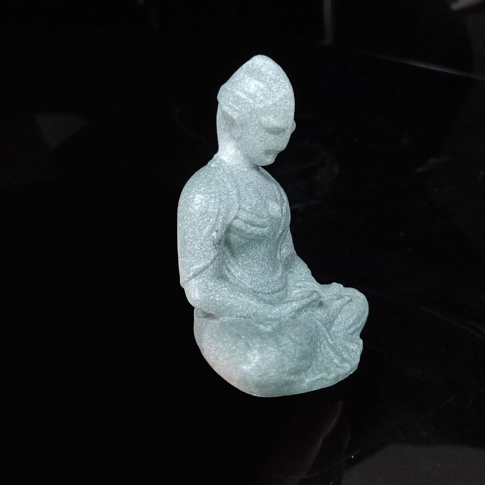 Pequeño tamaño de simulación verde arena piedra meditación Ultraman Buda paisaje piedra micro paisaje decoración pecera paisaje escondite casa en stock