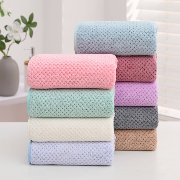 Carefully Selected Pineapple-Patterned Bath Towels, Warp-Knitted Coral Fleece, Soft and Absorbent, Wholesale from the Manufacturer, Non-Shedding Large Square Towels for Bathing