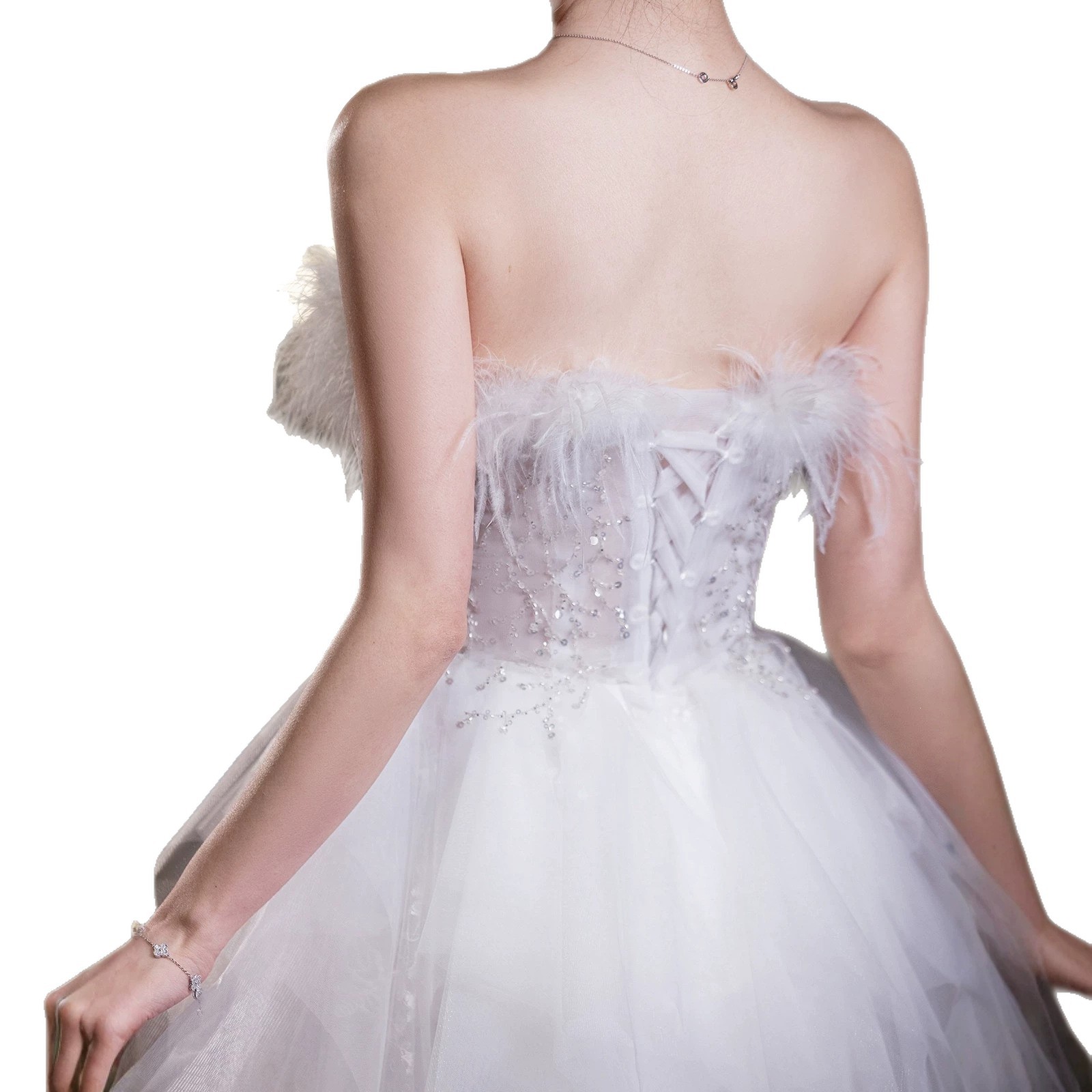 Đầm maxi nữ thắt eo cổ yếm phong cách Pháp, tay lỡ xếp tầng, phối lông vũ trang trí — Trắng