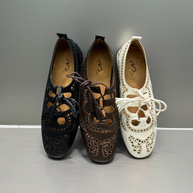 French-Style Hollow-Out Flat Shoes for Women, Brogue Carved Flat Leather Shoes, Niche Design, Comfortable Lace-Up Mary Jane Shoes French-Style Hollow-Out Flat Shoes for Women, Brogue Carved Flat Leather Shoes, Niche Design, Comfortable Lace-Up Mary Jane Shoes