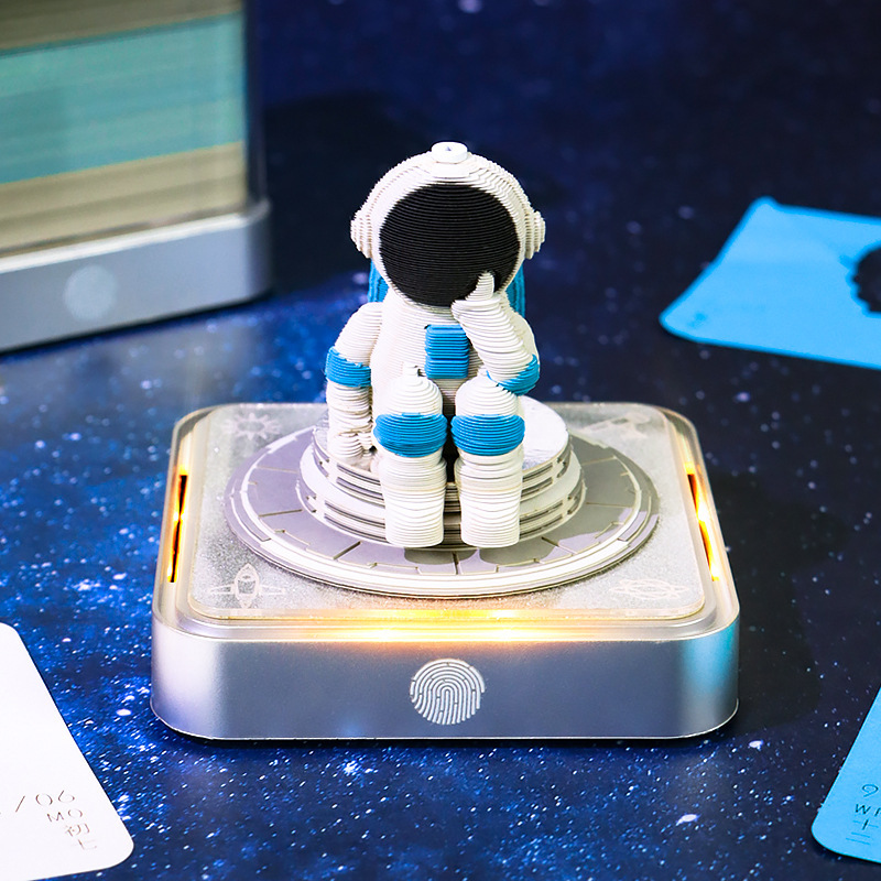 2026年クロスボーダー紙彫刻カレンダー、クリエイティブな文化的・創造的な記念ギフト、宇宙飛行士デスクトップ装飾、3D立体メモ帳|undefined