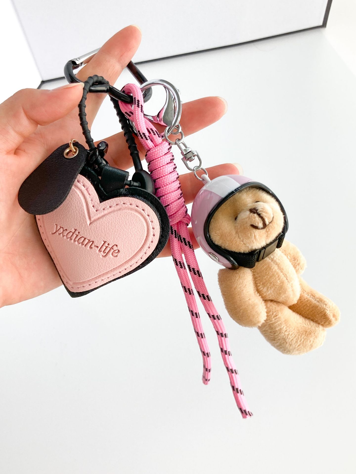 Xiaozhong miu casco oso colgante dulce cuero fresco amor cuerda tejida llavero creativo colgante de bolso de muñeca