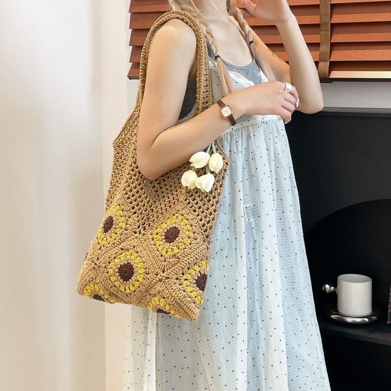 Versión coreana del bolso de nicho 2025 verano nuevo bolso femenino flor tejido bolso de hombro hueco de gran capacidad