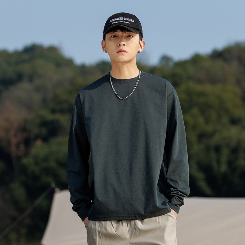 Trendy and stylish loose-fitting solid color base shirt for young men, suitable for spring and autumn 2026.