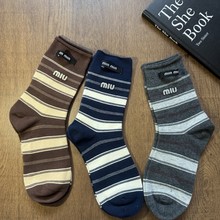 2025年秋冬新款缪系字母布标潮袜休闲运动风撞色条纹中筒袜欧货袜