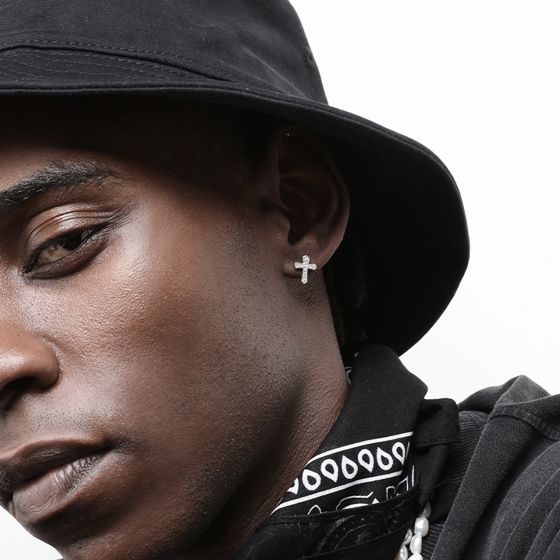 Orecchini a croce con zirconi per uomo stile hip-hop_voghion.com