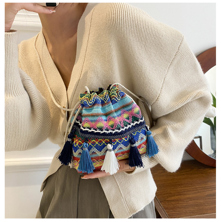 The 2022 new trendy and fashionable fringed bucket bag, a single-shoulder personalized crossbody bag with ethnic style undefined