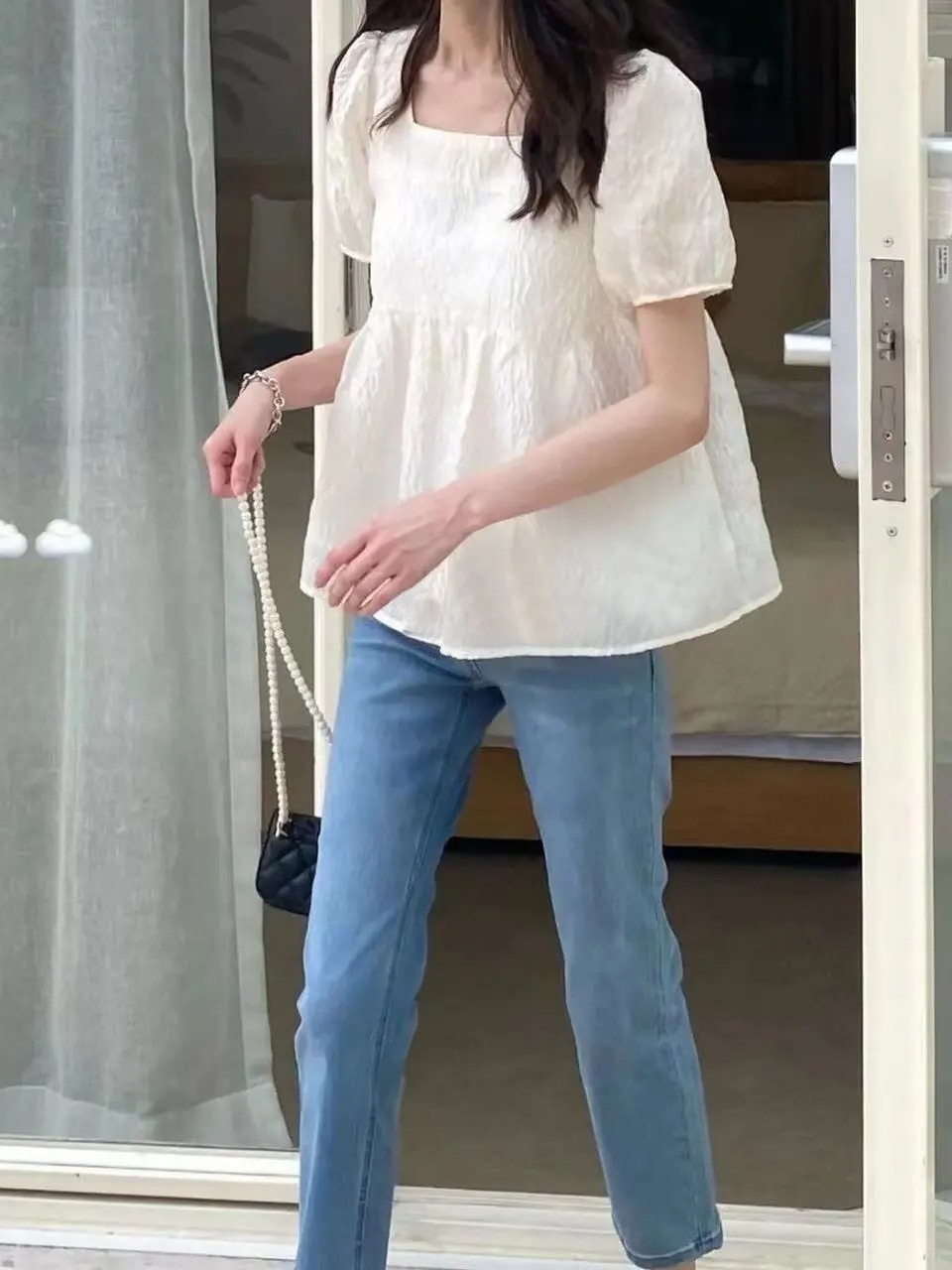 夏の四角い襟の泡の袖のシャツの女性の純色の夏は肉のゆったりした半袖の上着を遮ります。