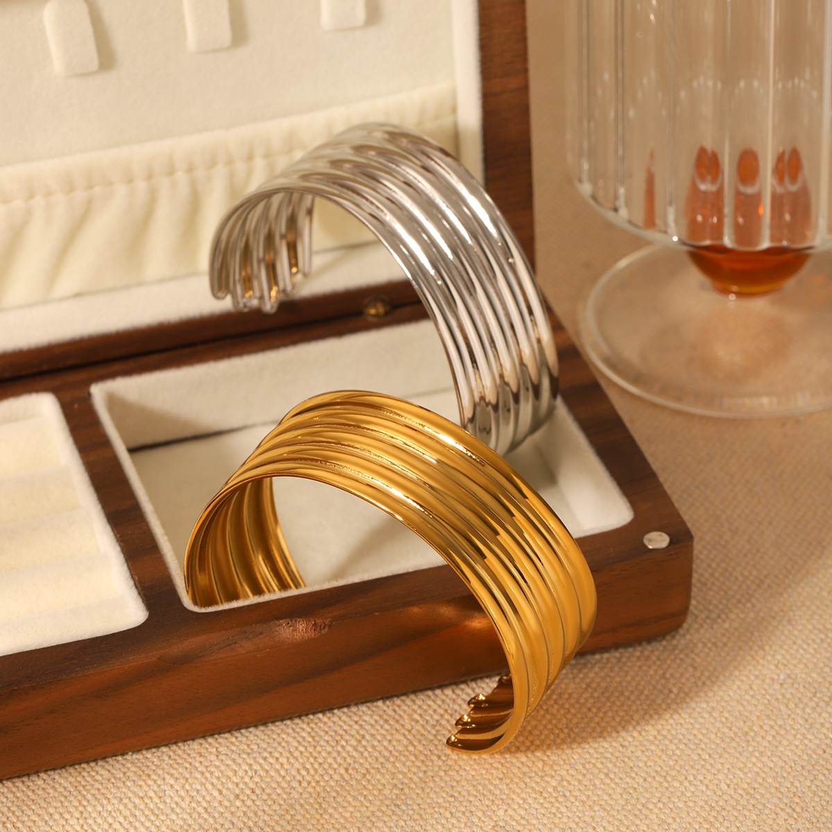 INS personalidad europea y americana exagerada pulsera brillante multicapa pulsera de acero de titanio pulsera abierta de acero inoxidable de oro de 18 quilates sin decoloración