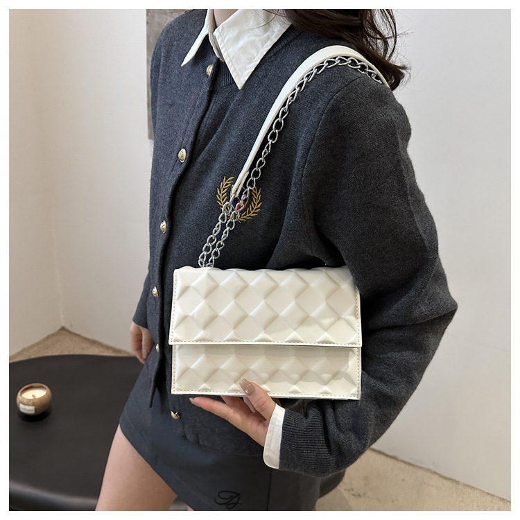 The 2024 autumn new embossed diamond-shaped single-shoulder crossbody bag with a chain design is a niche, fashionable, simple and retro small square bag undefined