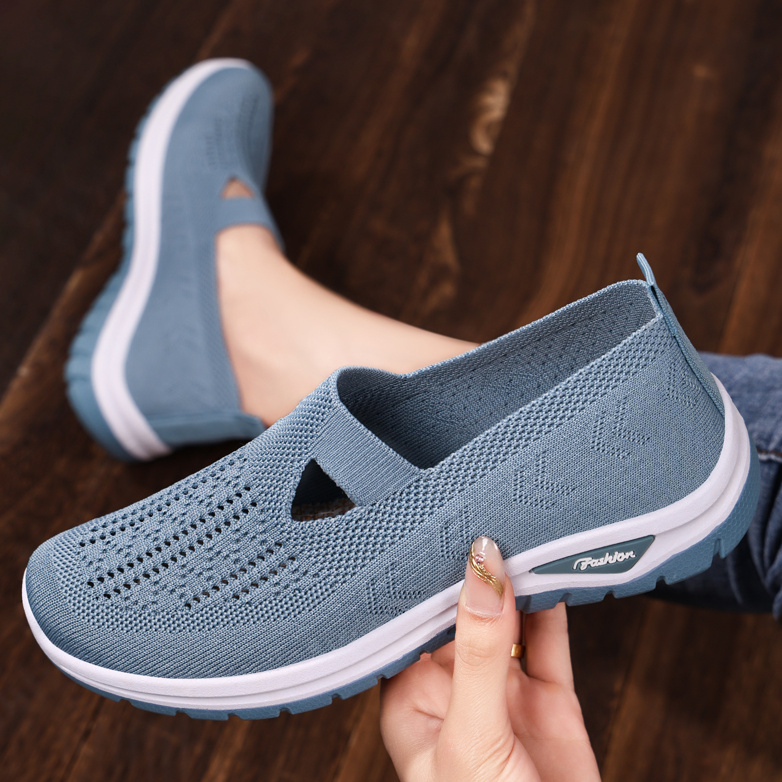 Zapatos de mujer verano transfronterizo de gran tamaño transpirable zapatos de tela viejos de Beijing cómodos y ligeros zapatos casuales zapatos de madre de mediana edad y ancianos al por mayor