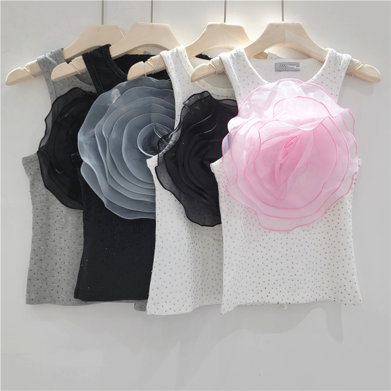 Perforación caliente con una atmósfera femenina de vacaciones chaleco de cinturón decorativo de flores tridimensionales sin mangas para el pecho con una camisa chic