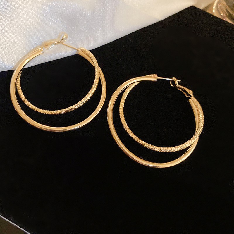 Pendientes de metal transfronterizos de otoño e invierno con aguja de plata, pendientes, pendientes de viento frío de moda de nicho, pendientes de lujo de alta gama de luz de todo fósforo