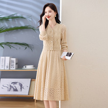 女装秋季新款气质名媛风经典V领珍珠扣蕾丝拼接针织连衣裙 LX885