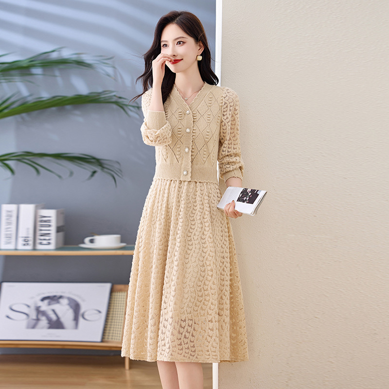 女装秋季新款气质名媛风经典V领珍珠扣蕾丝拼接针织连衣裙 LX885