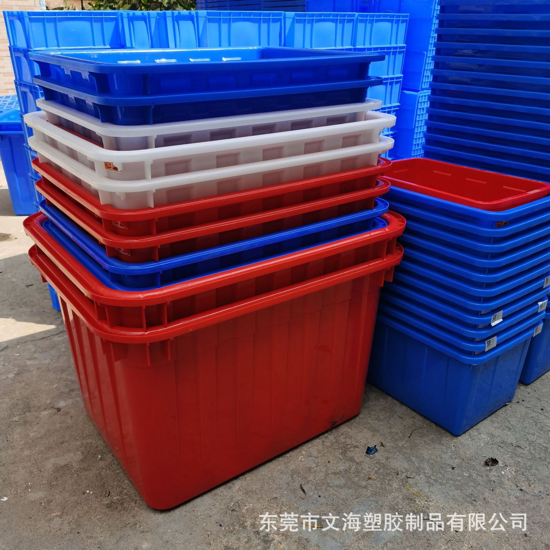 红色蓝色白色塑胶水箱 密封储物液体周转箱 带万向轮运输泡瓷砖箱