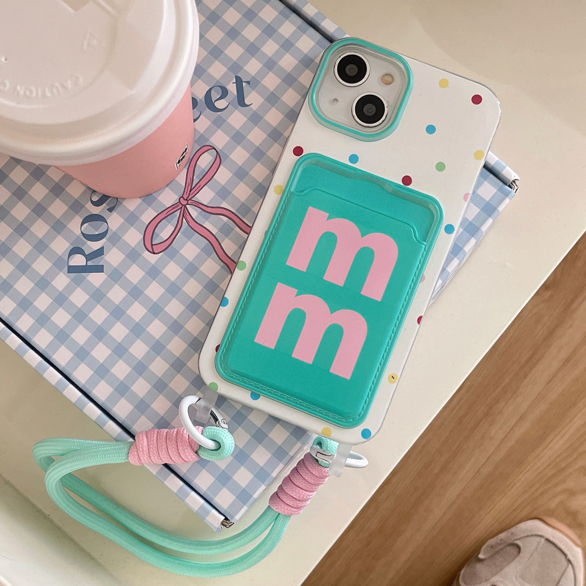 Paquete de tarjeta de frijol de color M tridimensional Apple 16promax agujero de cordón 15/14pro funda para teléfono móvil para IPhone13/15