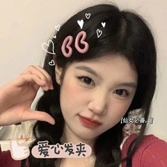 かわいい甘いピンクの愛のヘアピンの女性はシンプルです。