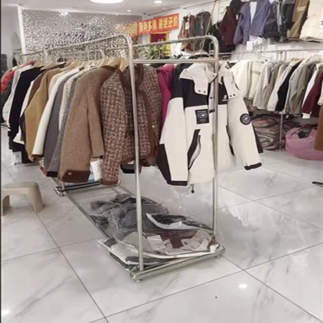 Tienda de ropa estante de exhibición de piso estante de exhibición de acero inoxidable plata estante de exhibición medio colgante de doble fila image 3