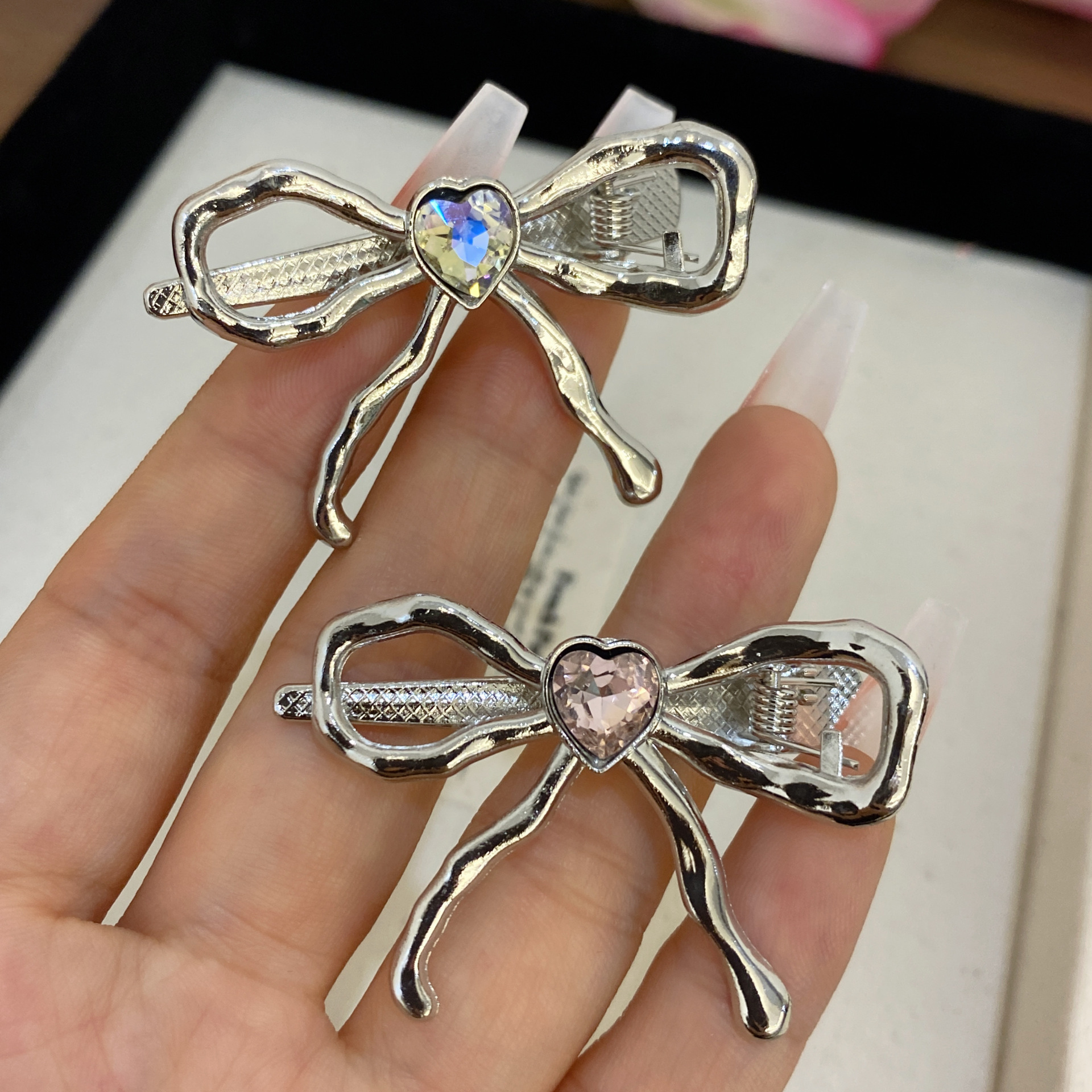 Fermaglio a fiocco in argento con strass per capelli da donna_voghion.com