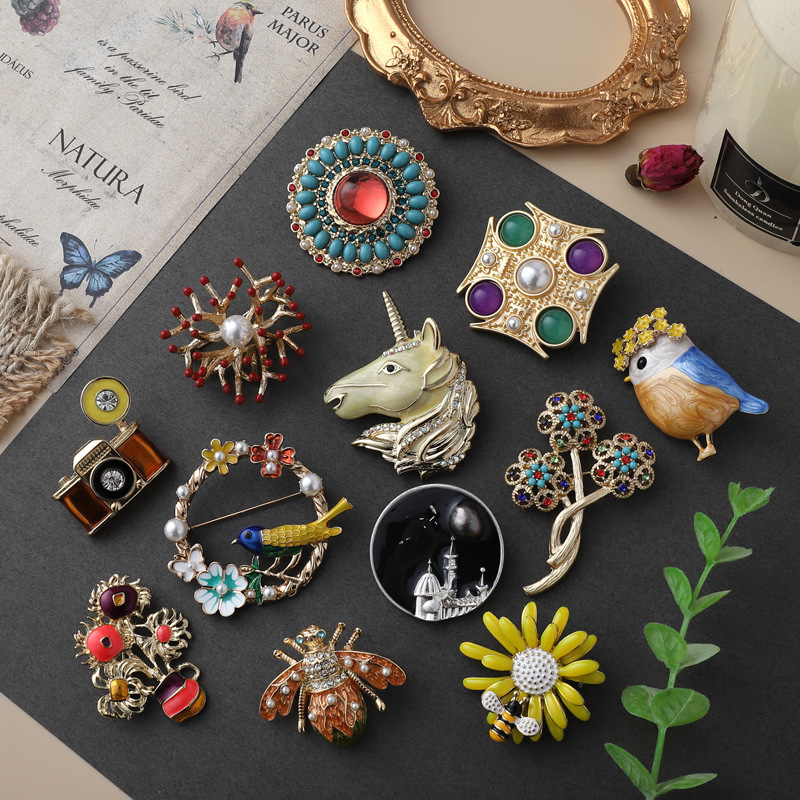 New fashion retro Baroque brooch female enamel plant animal pin accessories in stock wholesale one-piece delivery