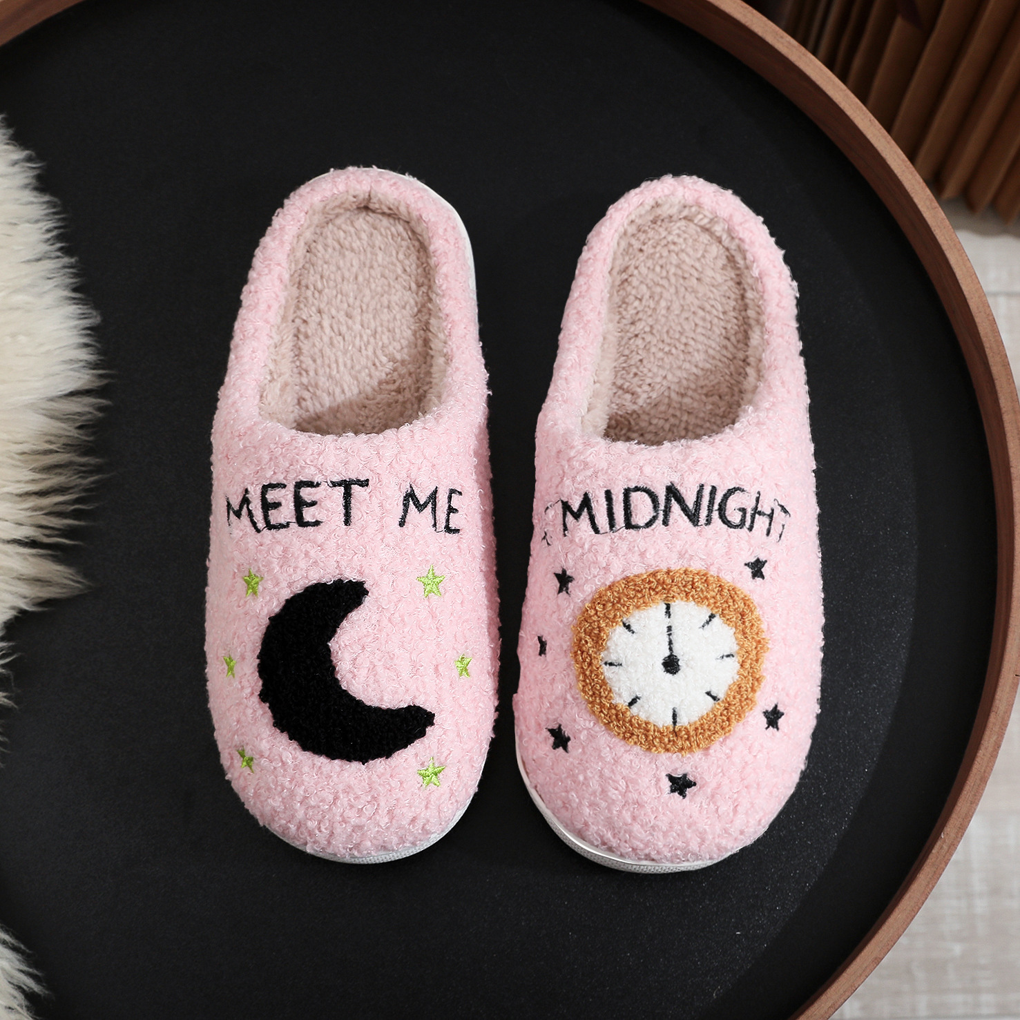 En stock invierno lindo dibujos animados cara sonriente Zapatillas de algodón al por mayor transfronteriza caliente zapatillas mujer más tamaño Luna reloj generación