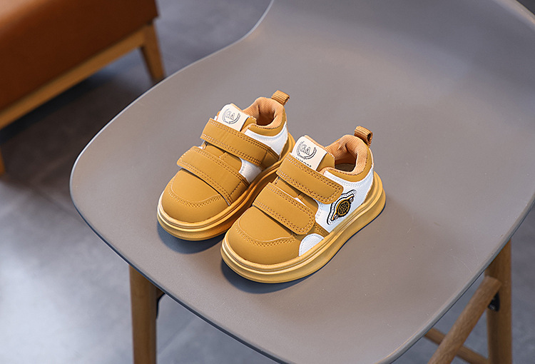 Scarpe casual da tavola da ragazzo bianche con suola morbida e traspirante, versatili, per la stagione primavera e autunno 2024 per bambini_voghion.com