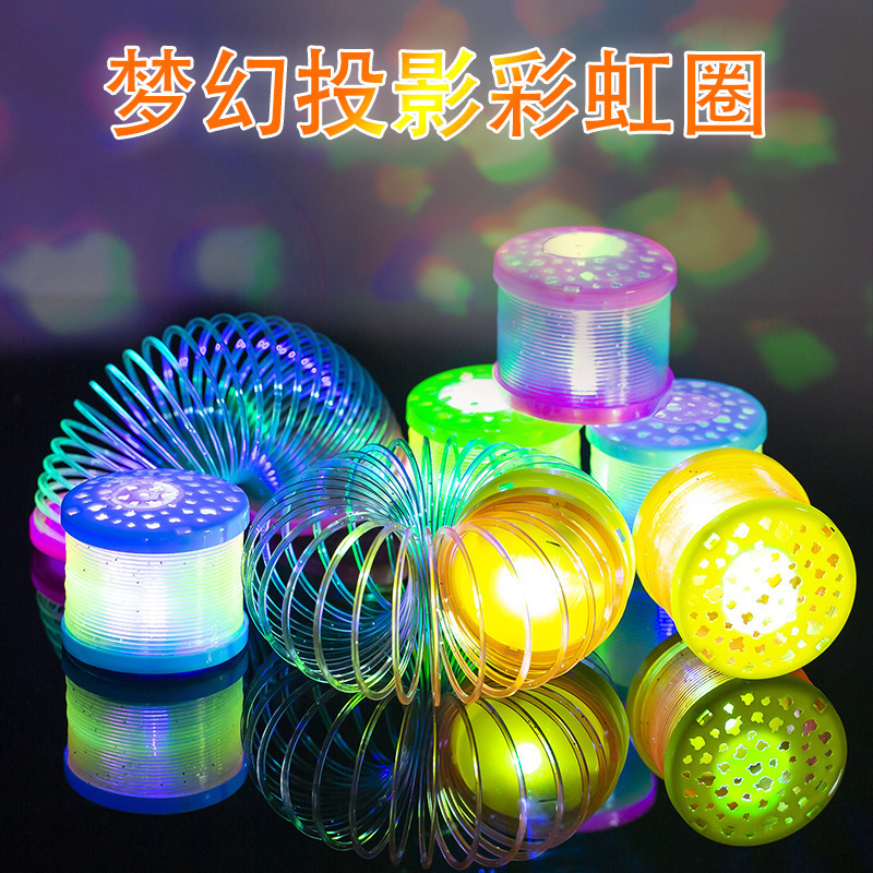 Yiwu pequeño mercado nocturno de productos básicos plaza de puestos de niños iluminados collar pequeños juguetes puestos empujando el parque de la red fuente de bienes