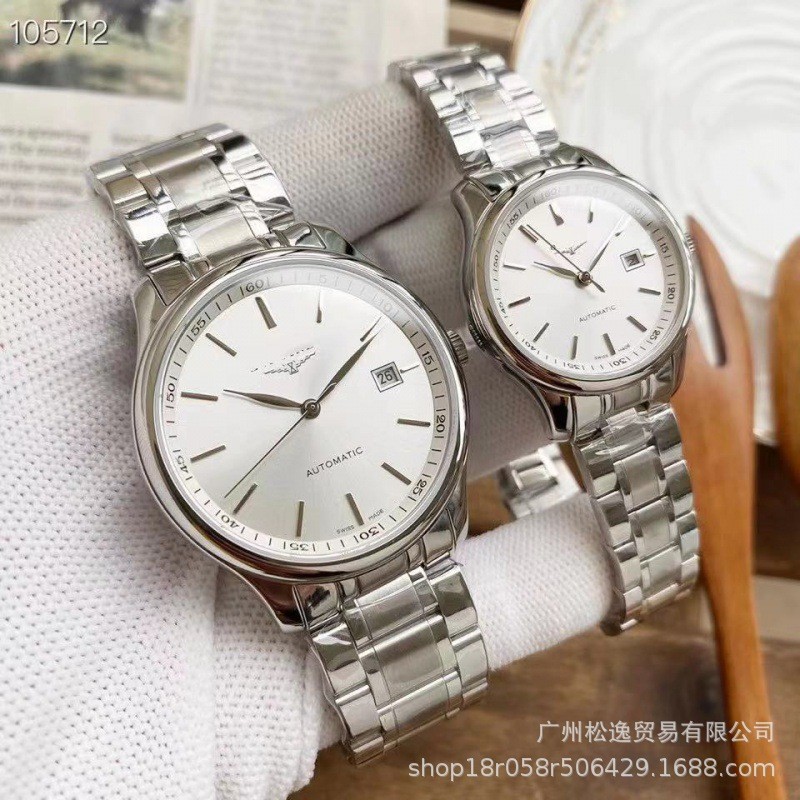 흰 껍질과 흰 국수를 먹는 소녀