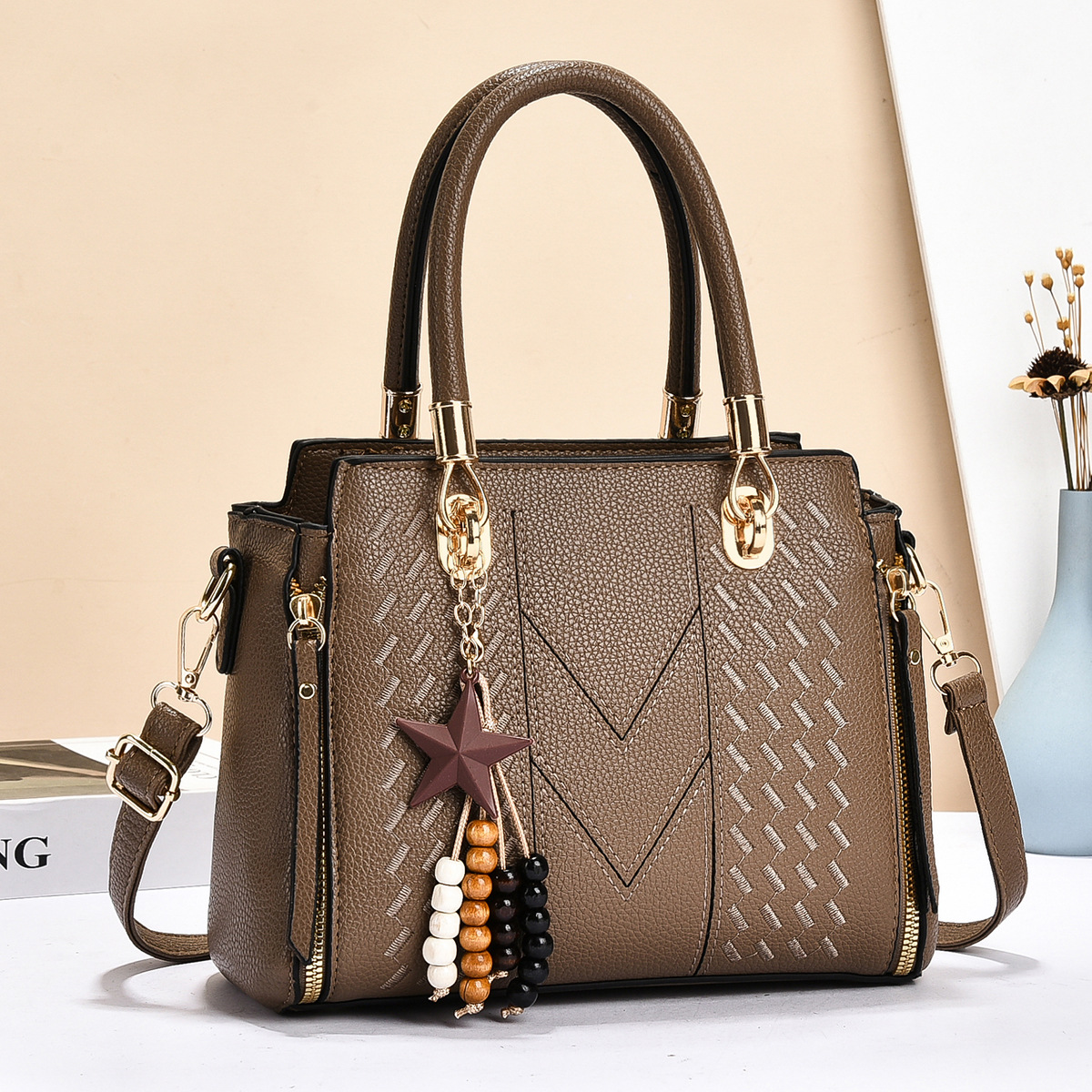 Bolsos de moda simple relieve decoración colgante bolso de hombro hermoso ocio diario mochila bolsas transfronterizas