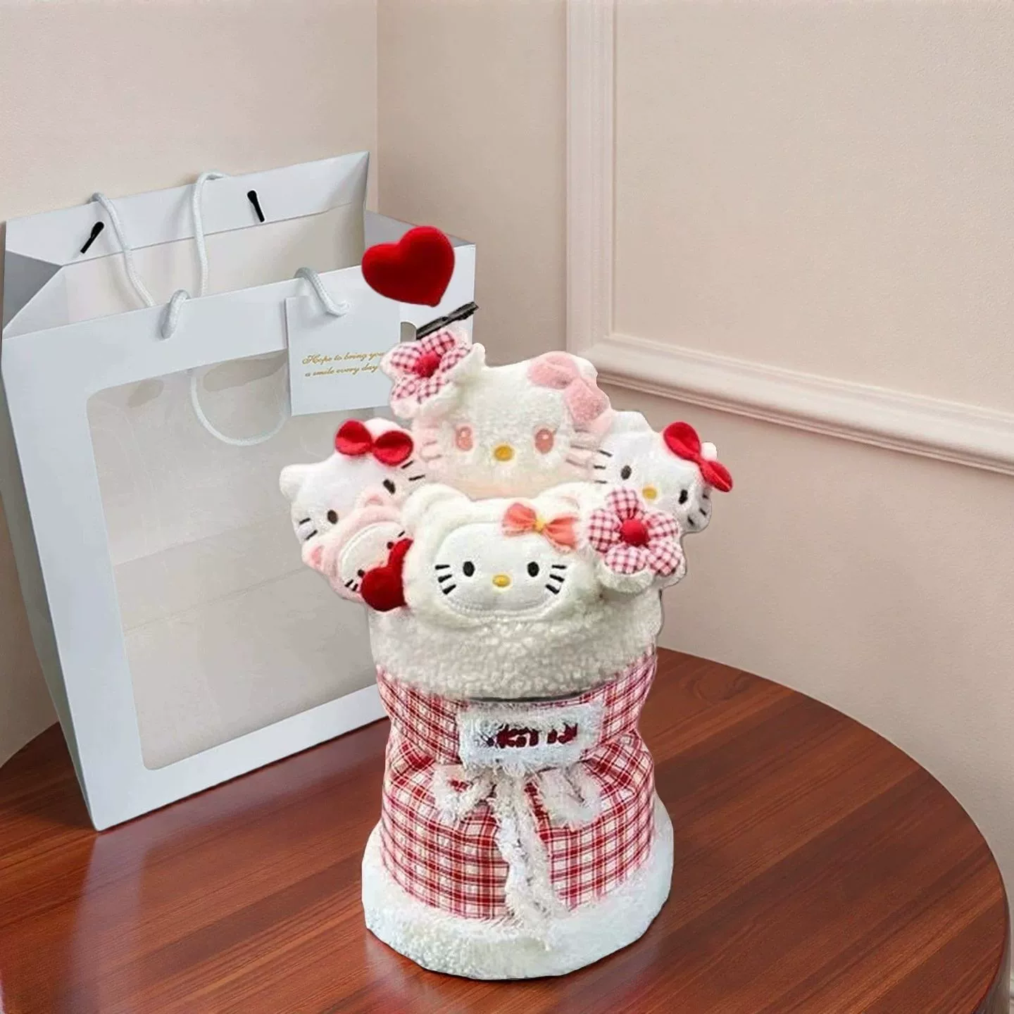 Плюшевый букет Hello Kitty, 30×22×35 см, с LED‑подсветкой, подарочным пакетом и открыткой