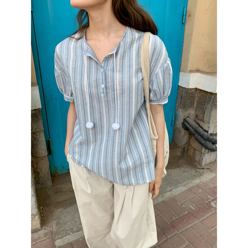 Half-button placket with pom-pom ties, short-sleeved shirt for women, new summer style, niche loose-fitting pure cotton top Half-button placket with pom-pom ties, short-sleeved shirt for women, new summer style, niche loose-fitting pure cotton top