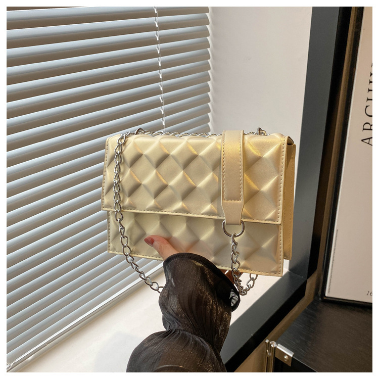 The 2024 autumn new embossed diamond-shaped single-shoulder crossbody bag with a chain design is a niche, fashionable, simple and retro small square bag undefined
