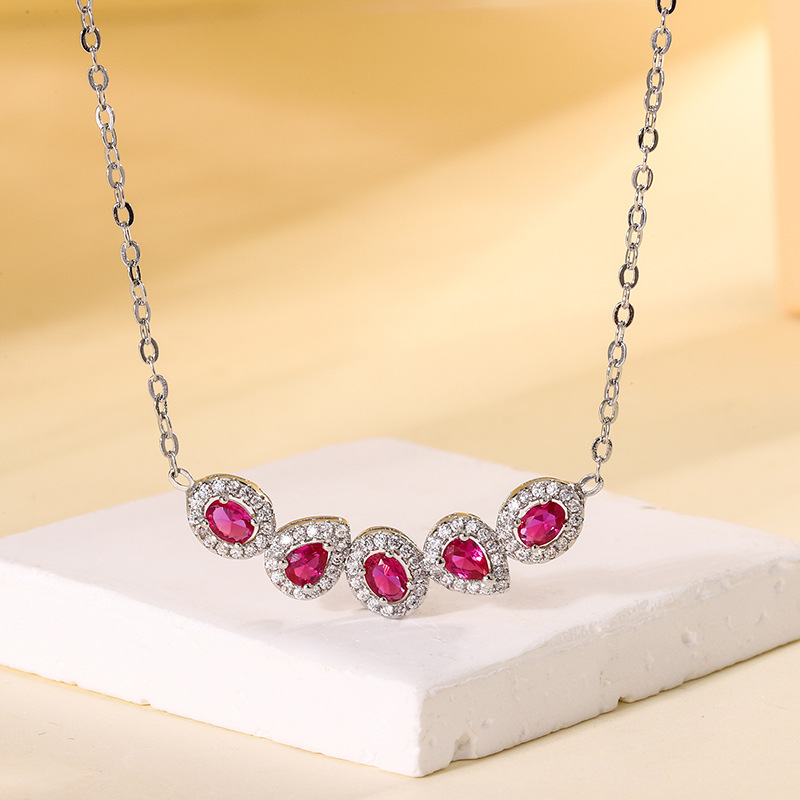 Colgante de corindón rojo con cadena