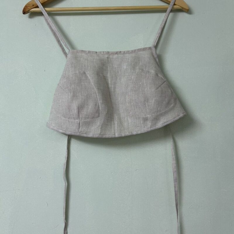 Stylish linen tank top with a crisscross back design, featuring adjustable straps to prevent bulging, a built-in bra, and a belly band to prevent exposure, complete with padded cups Stylish linen tank top with a crisscross back design, featuring adjustable straps to prevent bulging, a built-in bra, and a belly band to prevent exposure, complete with padded cups