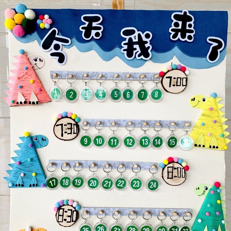 幼稚園の朝の間に壁にサインして材料を作ります。|undefined