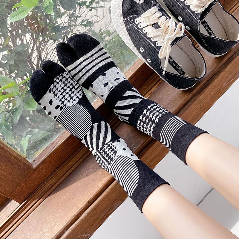 Spring and Autumn Japanese Cute Pattern Two Toe Socks Ins Trendy Distinctive Toe Socks Flip Flops Two Finger Socks Women's Mid-tube Socks