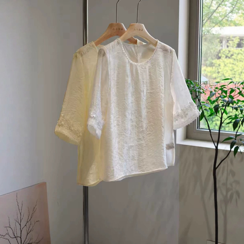 "Cloudy Threads" New Chinese Style Gentle Loose Blouse with Round Neck and Embroidered Lace, Summer Lightweight Shirt for Women with Mid-Sleeves