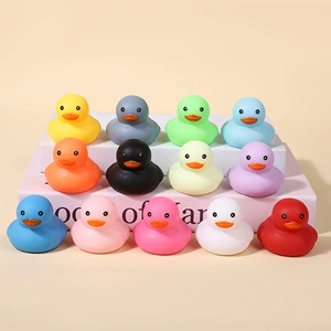 Мультяшная игрушка из пластика для игр в воде, утка, антистресс, домашний питомец, издает звуки