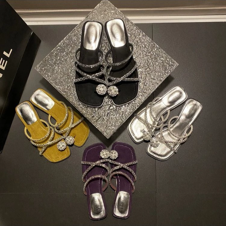 Леди темпераментные сандалии со стразами тапочки женский 2024 летний новый фея ветер носить удобное слово на пляже