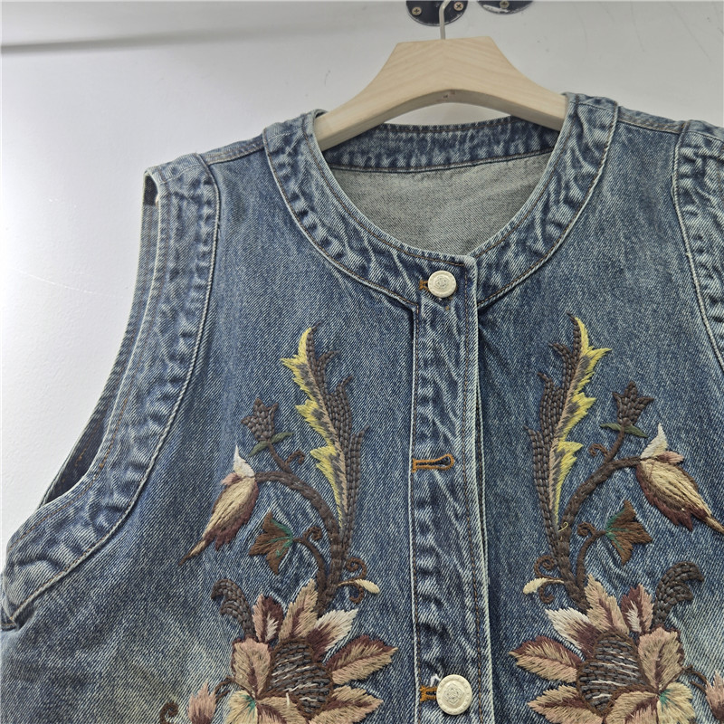 Estación europea 2026 primavera nueva moda europea de mujer de moda versátil borde de loto industria pesada bordado chaleco denim de contraste