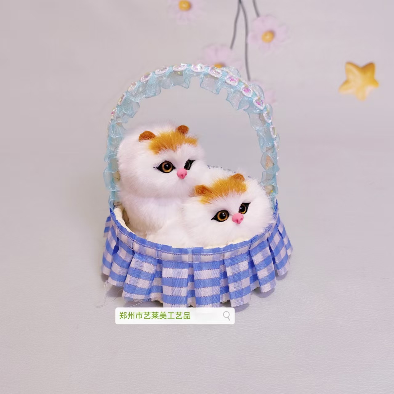 파란색 체크무늬 레이스 바구니 암컷 고양이가 짖을 수 있어요