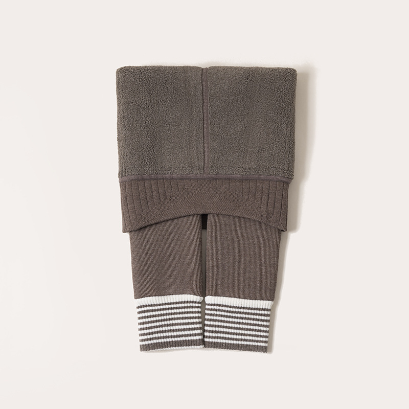 女の子の一体の毛の底のズボンとベルベットの厚い秋冬の大きい子供の縦の条のズボンの靴下の赤ちゃんの厚い毛の外は洋風を着ます。