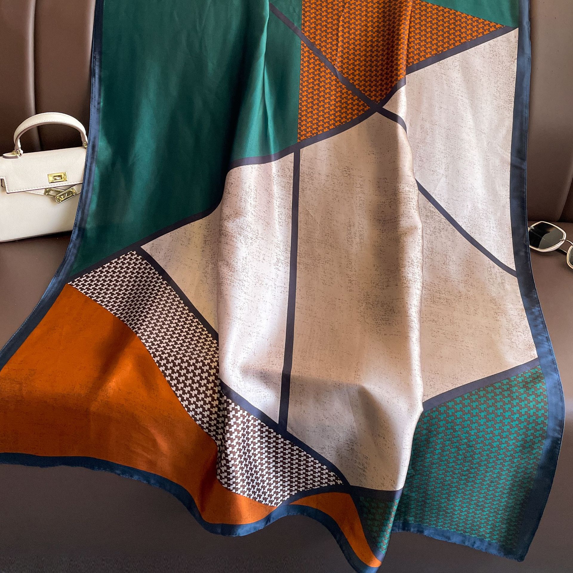 Primavera y otoño nueva moda geométrica color a juego nuevo chal de satén de seda bufanda de seda ligera toalla de playa de protección solar de seda artificial para mujeres