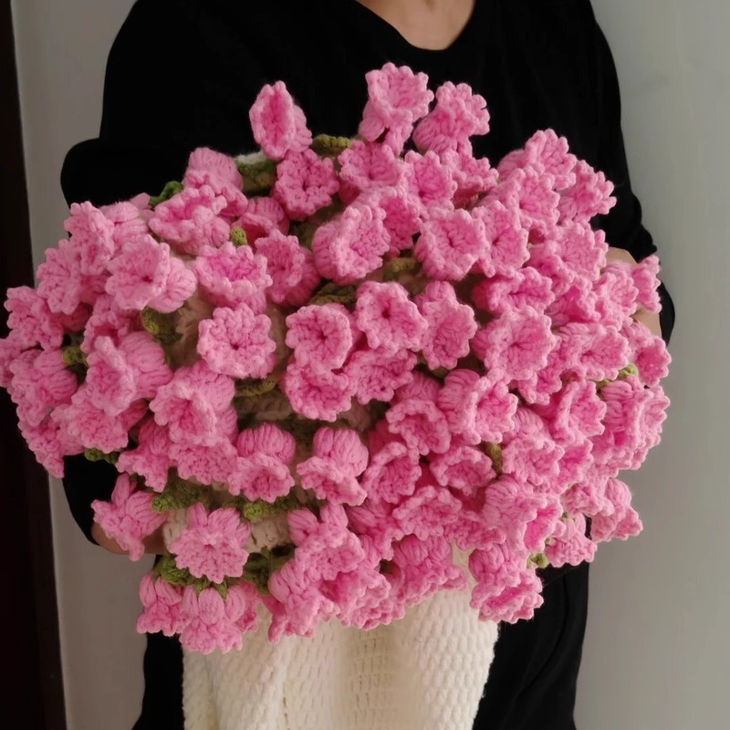 【完成品・在庫あり】ガールフレンドへのギフトとして、手作りの毛糸で編んだバラの花が付いた花束ブランケット完成品|undefined