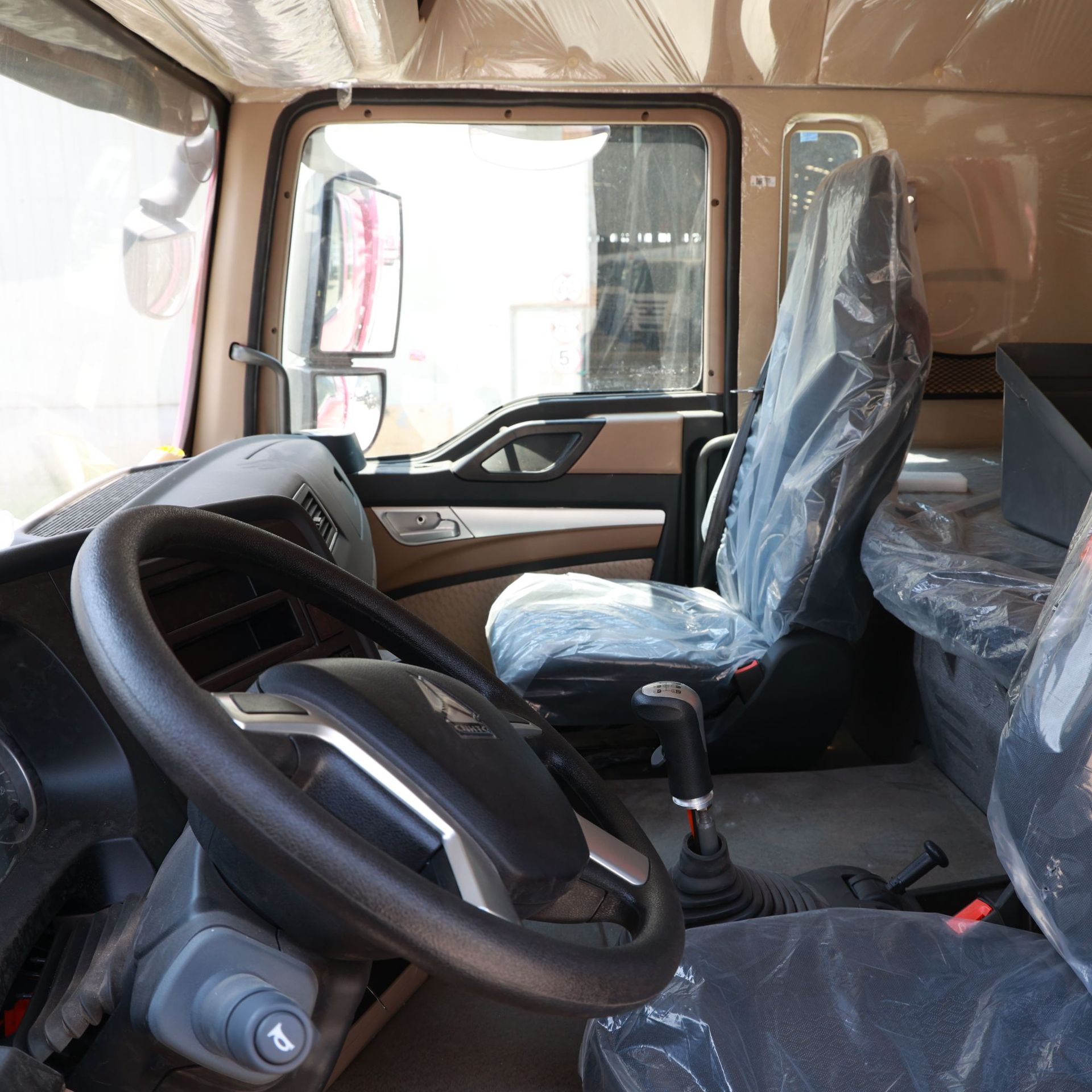 Sinotruk Howo flatbed tractors, front-four-wheel-rear-eight-wheel engineering dump trucks, second-hand market transactions, Hongyan Genlyon trucks